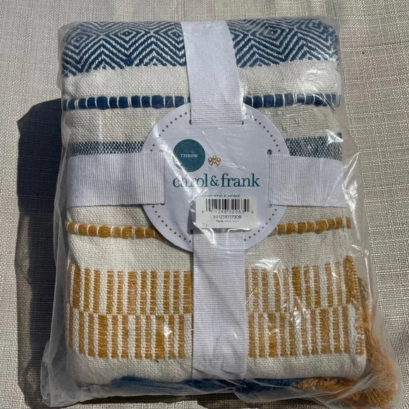 *NWT* Home Decor - Accents - Tufted Throw Blanket w/ Tassel Trim - TJ Maxx - Picture 2 of 5